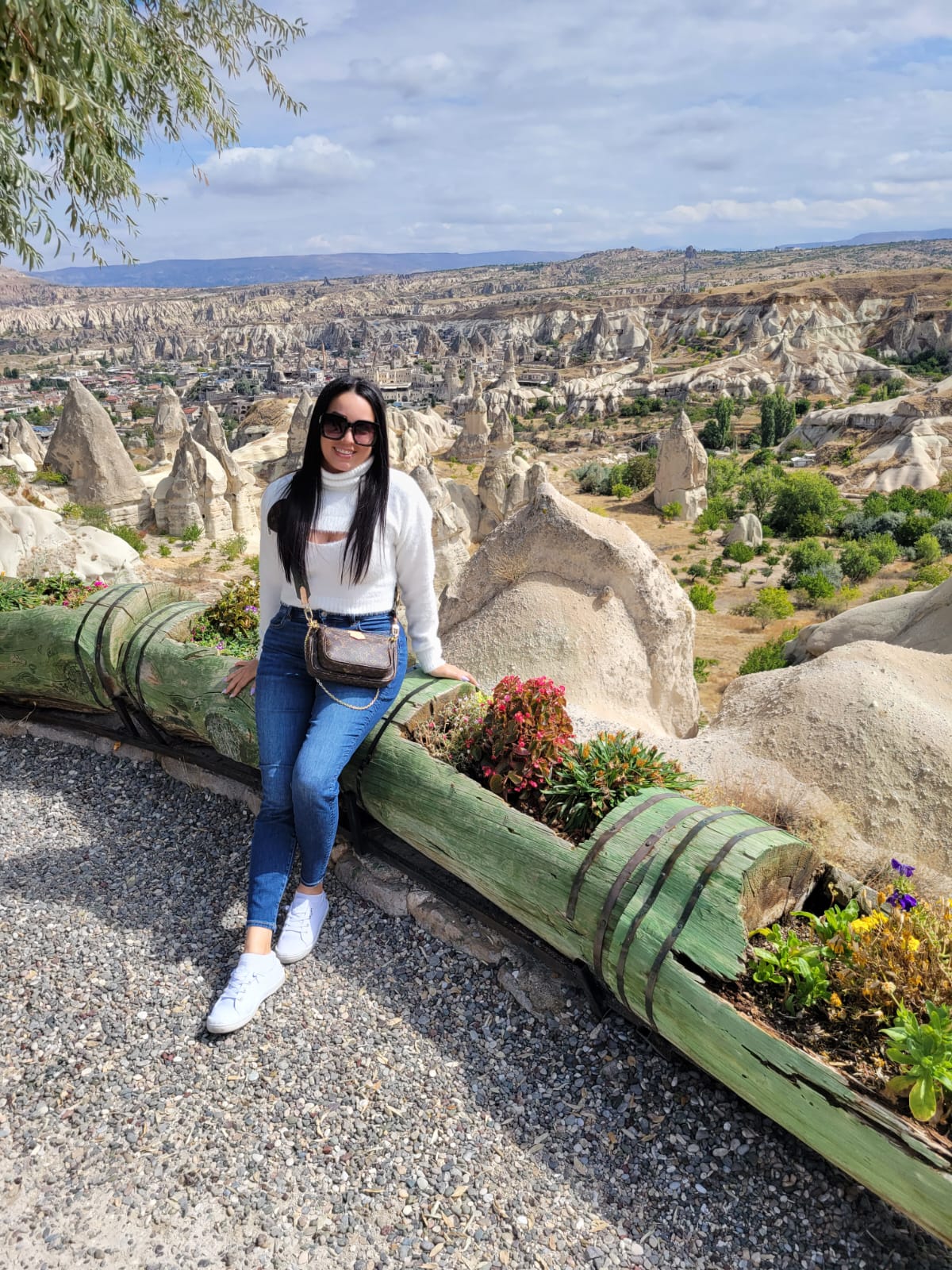 Viajera explorando un destino